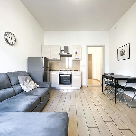Along The Canal Smart Flat Naviglio - 4 People Corsico Exterior photo