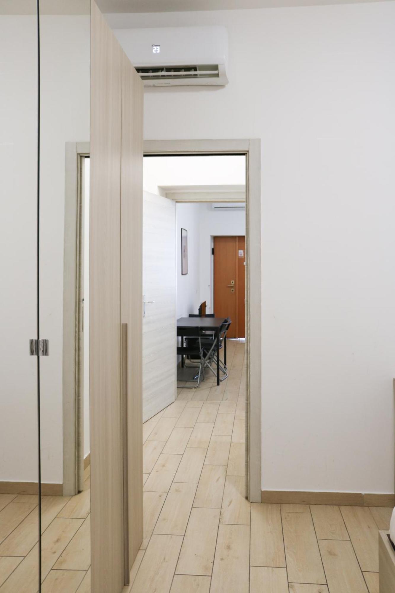 Along The Canal Smart Flat Naviglio - 4 People Corsico Exterior photo